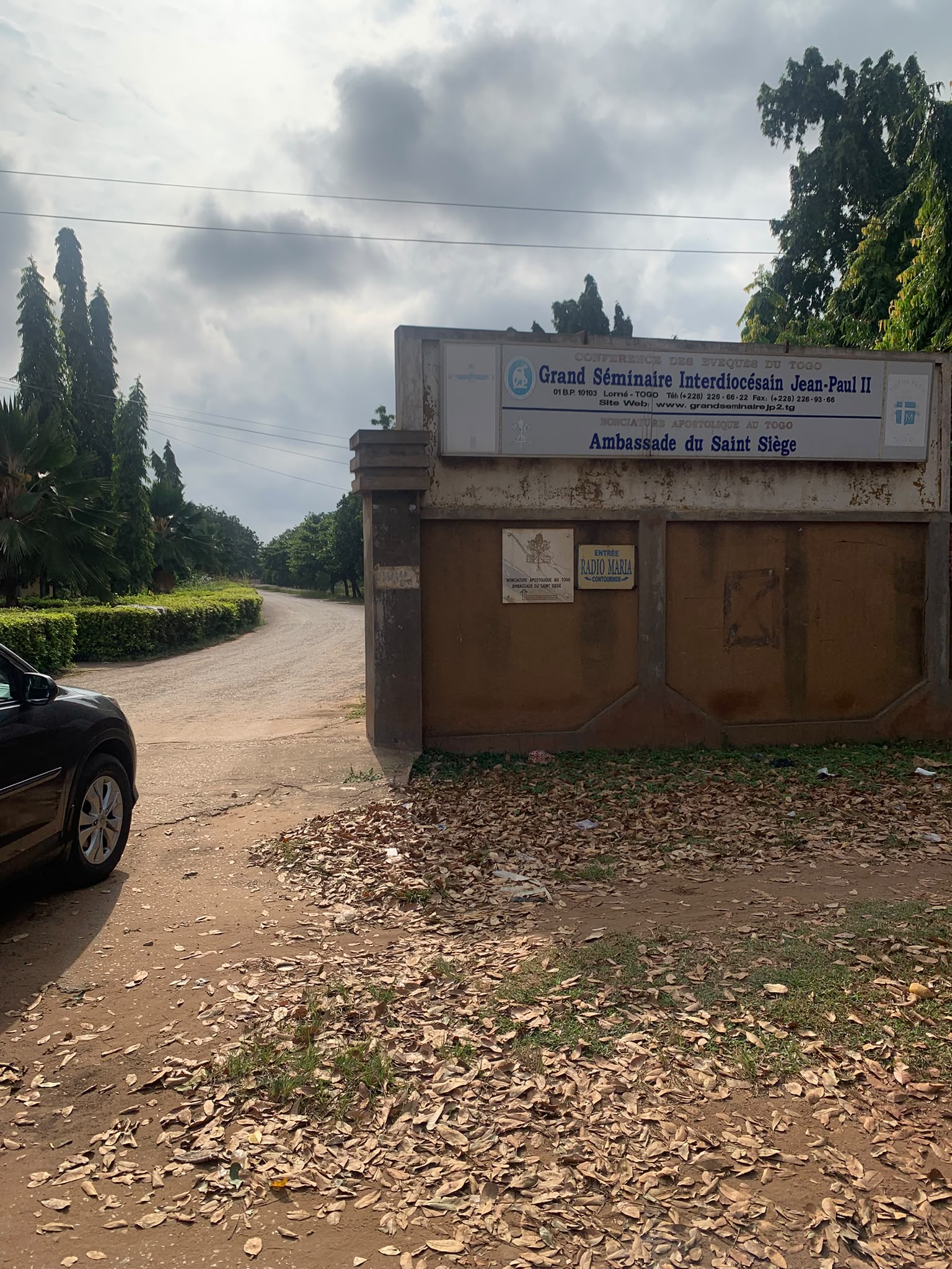 Entrance signage referring to Grand Séminaire Interdiocésain Jean-Paul II and the Embassy of the Holy See — contextual documentation only; no institutional agreement or endorsement implied.